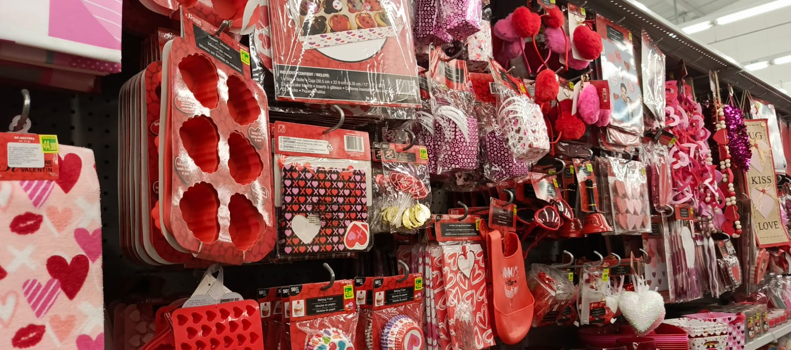Dollarcity celebra San Valentín: Productos por menos de $8.000 para sorprender y enamorar ¿Lo celebras?